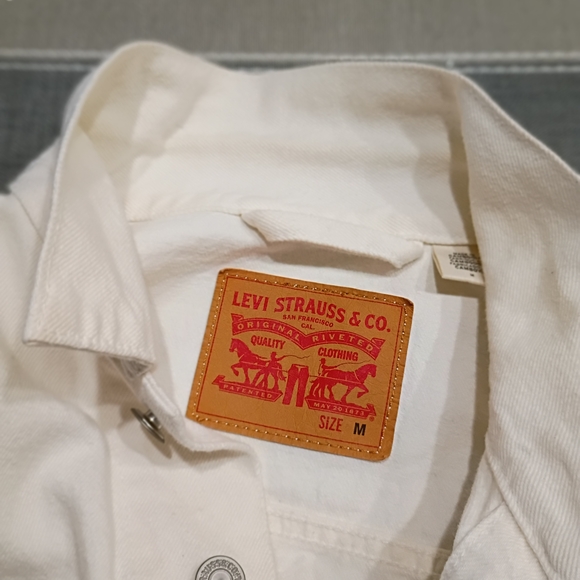 Levi's Women's White Denim Jean Jacket - Picture 5 of 8